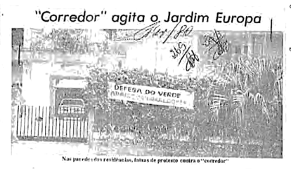 Placas reivindicativas penduradas nas casas dos moradores.