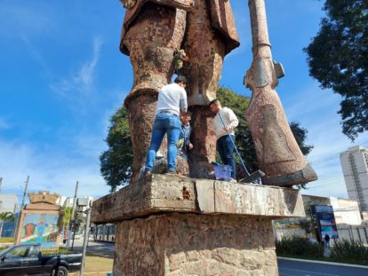 Juventude Trabalhista Crista Conservadora com um ato de limpeza da estatua do Borba Gato após o incendio. (4)