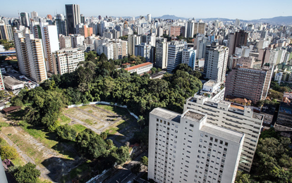 Estacionamento funcionando no terreno do Parque. Autor desconhecido. Extraído de Portal A vida no Centro, 2020.