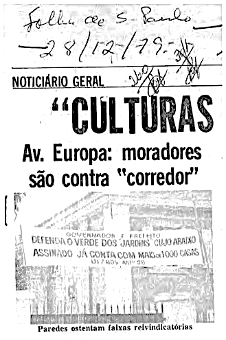 Placas reivindicativas penduradas nas casas dos moradores.