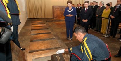 A presidente Rousseff acompanhando o sepultamento de 3 ossadas em 2011. Foto: Roberto Stuckert Filho/PR (4)