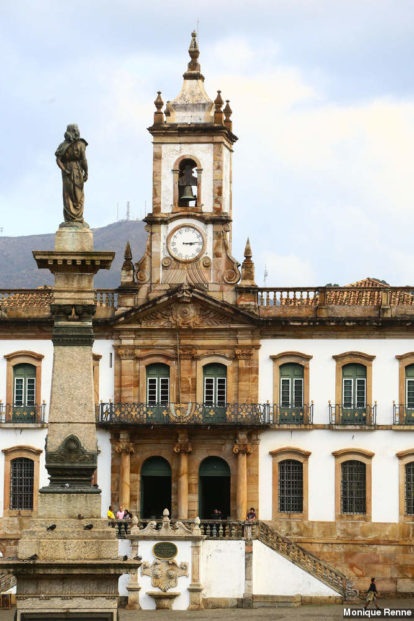 Monumento a Tiradentes observa o Museu da Inconfidência. Foto: Monique Renne (3)