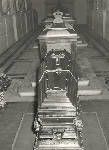 Ataúde de Dom Pedro I, no Panteão dos Braganças, em São Vicente de Fora, Portugal, momento antes do translado para o Brasil, em 1972.  Foto: Acervo Pessoal Embaixador Massarani (2)
