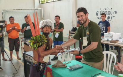 Taxaua Jorge da Silva Figueiredo entregando Plano de Visitação ao Pico da Neblina ao Coordenador da Frente de Proteção Etnoambiental Yanomami e Ye´kwana. Foto: Marcos Amend. (5)