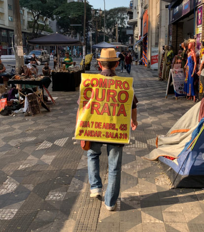 Comerciante de ouro nas ruas de São Paulo, 2022. Foto: Victor Vaccari.