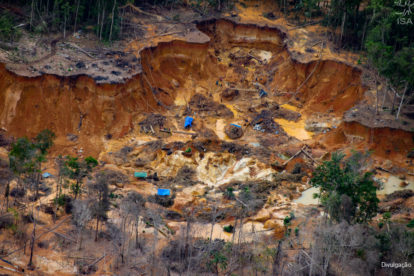 Cratera gerada pelo garimpo ilegal em Terra Indígena Yanomami. (1)