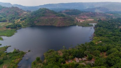 Antigo buraco da Serra Pelada coberto com água. (2)