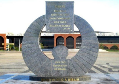 Monumento à Bíblia na Praça dos Girassóis, em Palmas. Foto: José Rodolpho Assenço. (3)