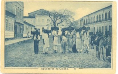 Aguadores no chafariz do Largo Dois de Julho, no final do século XIX. Fonte: Fundação Gregório de Matos. (5)