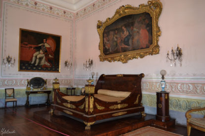 Quarto do rei. À esquerda, uma pintura de D. João VI e acima da cama, a “Sagrada Família”. (3)