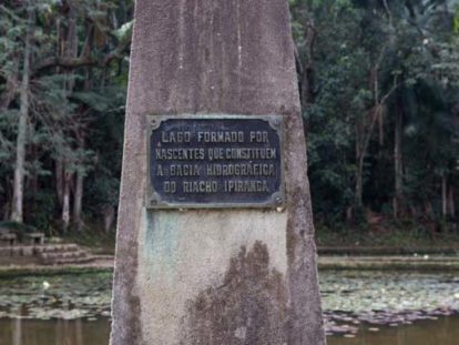 ’’Lago formado por nascentes que constituem a bacia hidrográfica do Riacho Ipiranga.’’. Monumento presente no Jardim Botânico de São Paulo. Foto: Governo do Estado de São Paulo. (1)