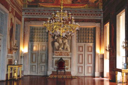 Sala do Trono, onde também fica a coroa do rei. (2)