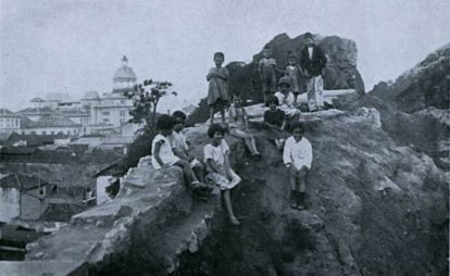 Moradores do Morro do Castelo sobre seus escombros. Revista Careta, Edição 0839, 1924. Fonte: Acervo Biblioteca Nacional.(6)