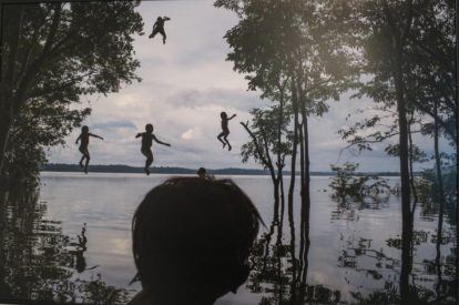 Crianças Munduruku brincam na água - Mauricio Lima/Al Jazeera America (1)