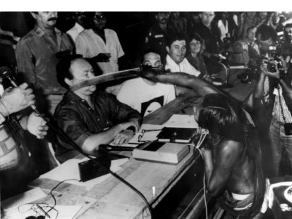 Tuíra ameaça com um facão o então presidente da Eletronorte, José Antonio Muniz Lope (Foto: Protássio Nêne/Estadão Conteúdo-1989). (6)