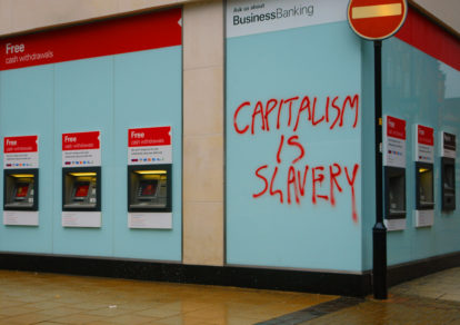 Grafite com os dizeres “Capitalism is Slavery” numa agência bancária na Inglaterra - Foto de John Robinson (6)