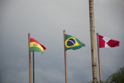 As bandeiras de Bolívia, Brasil e Peru hasteadas nas Tríplice Fronteira, na cidade de Assis-Brasil, no Acre - Talita Oliveira/ Acervo Festcineamazonia. (7)