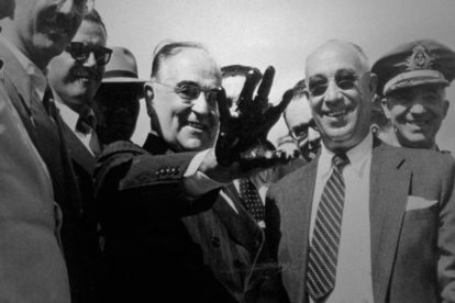 Getúlio Vargas acena com a mão suja de petróleo durante a campanha “O Petróleo é Nosso!” em 1953 - Divulgação/Petrobrás