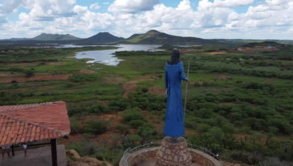Estátua de Antônio Conselheiro em frente ao açude. (4)