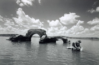 Ruínas submersas pelo açude, 1994. Foto: Evandro Teixeira. (1)