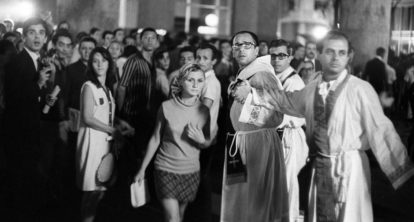 Padres fazem cordão de isolamento para proteger estudantes presente na missa de 7 dia de Edson Luís.(04/04/1968) Acervo O Globo. (2)