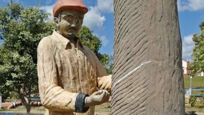 Escultura homenageando os seringueiros, na praça central de Fordlândia. Fonte: Getty Images. (5)