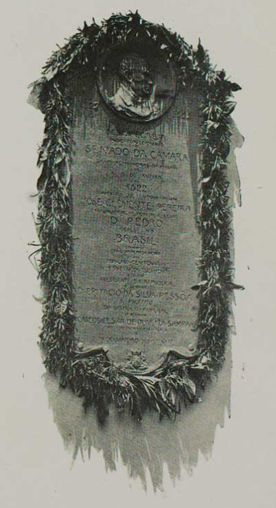 Placa comemorativa do centenário do Dia do Fico, na fachada da Igreja da Irmandade de Nossa Senhora do Rosário e São Benedito dos Homens Pretos. Fonte: Acervo Biblioteca Nacional. (5)
