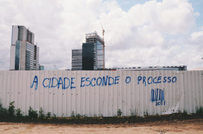 Entre a Vila Autódromo e o Parque Olímpico em construção Foto : Zeca Osório (2)