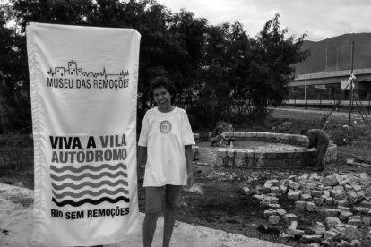 Dona Penha, líder comunitária, na construção do Museu das Remoções (5)
