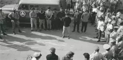 Guerrilheiros da Serra do Caparaó enfileirados para serem levados à inquérito. (1)