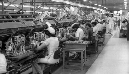 Funcionários trabalhando nas indústrias, década de 1970. (6)