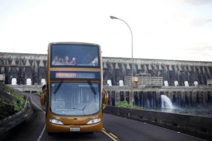 Turistas chegando para visitar a Usina Itaipu Binacional - Foto de Rubens Fraulini/Divulgação Itaipu Binacional