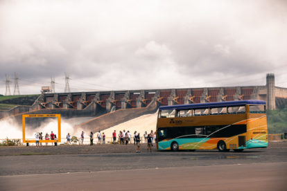 Turistas tiram fotos com a moldura “a maior usina do mundo” na Usina Itaipu Binacional - Foto de Saulo Cruz/Divulgação MME