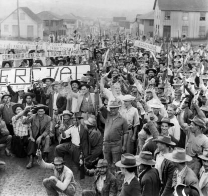 Camponeses do estado do Paraná em revolta armada contra a política de favorecimento dos grandes fazendeiros - Créditos: Prefeitura Municipal de Francisco Beltrão. “Projeto Memória - Revolta dos Posseiros”, Ano II, nº 5, 2007