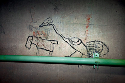 Grafites deixados no concreto de Itaipu pelos operários durante a construção da usina nos anos 1970 - Foto de Alexandre Marchetti/Divulgação Revista Piauí