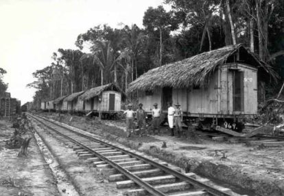 Acampamento feito com vagões cobertos de folhas de palmeira. Cerca de 1909-1910. Acervo do Museu Paulista da USP. (3)
