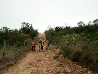 Grupo de ciclistas na Estrada Colonial, 2012. Foto: Silvio Sá. (4)