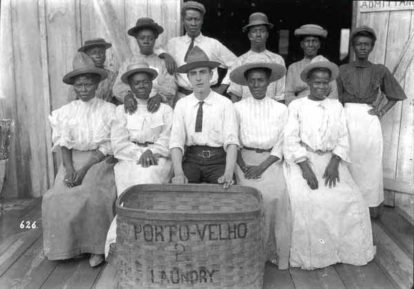 Mulheres negras barbadianas e norte-americano na lavanderia a vapor em Porto Velho (Rondônia). Cerca de 1909-1910. Acervo do Museu Paulista da USP. (6)