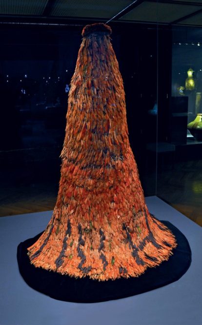 Manto Tupinambá no Museu Real de Arte e História de Bruxelas, Bélgica. Fotos: Wikimedia Commons (3)