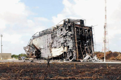 Veículo Lançador de Satélites (VLS) de 21 metros é acionado acidentalmente antes da hora e a torre acaba explodindo. (4)