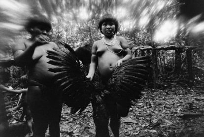Candinha e Mariazinha Korihana thëri limpam mutum, cujas penas são usadas em flechas, Catrimani, Roraima, 1974 Foto : Claudia Andujar (4)