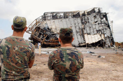 Soldados observando a torre que explodiu na Base de Lançamento de Alcântara ao ser acionada acidentalmente. (5)
