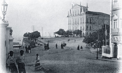 O antigo Largo do Theatro visto da Ladeira de São Bento, com destaque para o Theatro São João. Fotografia: Sr. Mercier.