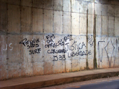 Pixação com o lema do PCC e o código 1533 na BR-381, a Rodovia Fernão Dias - Foto de André Kenji (2)