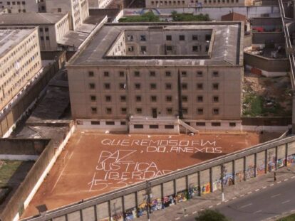 “Paz, Justiça e Liberdade”, o lema do PCC pintado no chão do Carandiru em 2001 - Foto de J. Wainer/FOLHAPRESS (6)