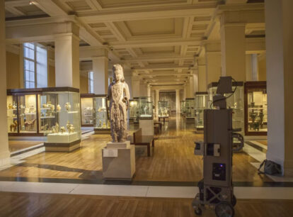 Objetos, muitas vezes sagrados, retirados de seus territórios de origem pela colonização, compondo acervo de museu europeu. (2)