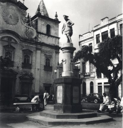Monumento da Liberdade na Praça Dezessete em 1951 (Alexandre Berzin, Museu da Cidade do Recife).