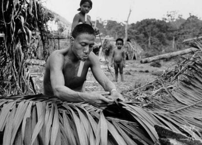Indígenas Zo’é, uma das últimas etnias da Amazônia a ter contato com estrangeiros, só acontecendo em 1982 com um grupo de missionários evangélicos. Foto: Luis Donisete, 1989. (2)