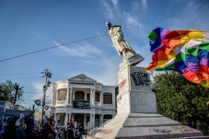 Em 2021, manifestantes derrubam estátua de Cristóvão Colombo na Colômbia. Foto: Mery Granados, 2021/Reuters. (1)