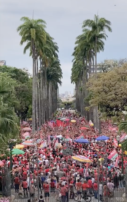 Passeata Pró Lula, Praça da Liberdade, Belo Horizonte, 2022 Fonte: https://twitter.com/jessica_crvz/status/1579128640138510340